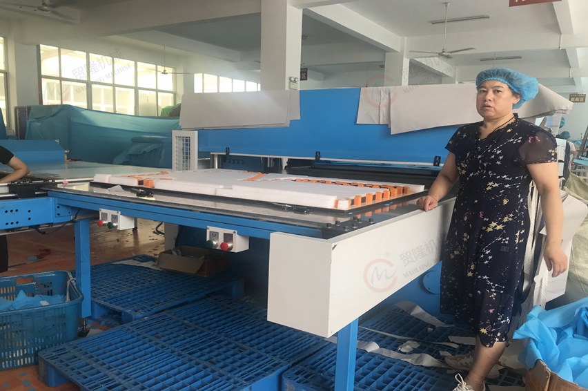 双边送料裁断机 无纺布防护服PE手术衣裁切机 双边送料裁断机 无纺布防护服PE手术衣裁切机