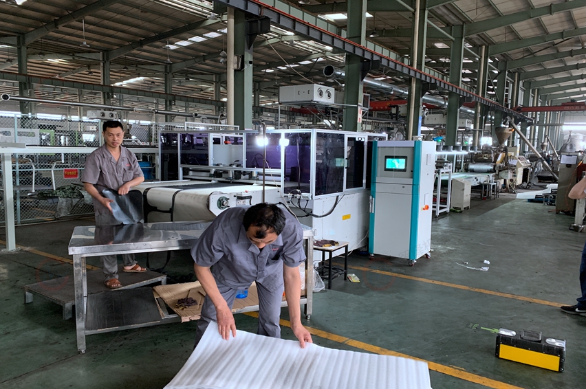 输送带式汽车脚垫裁切成型生产线 输送带式汽车脚垫裁切成型生产线