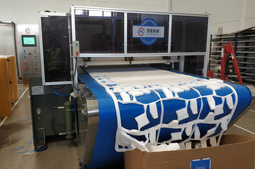 输送带式汽车内饰成型裁断机 输送带式汽车内饰成型裁断机