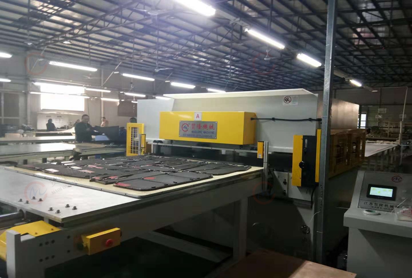 双工位送料汽车座椅面料裁断机 双工位送料汽车座椅面料裁断机