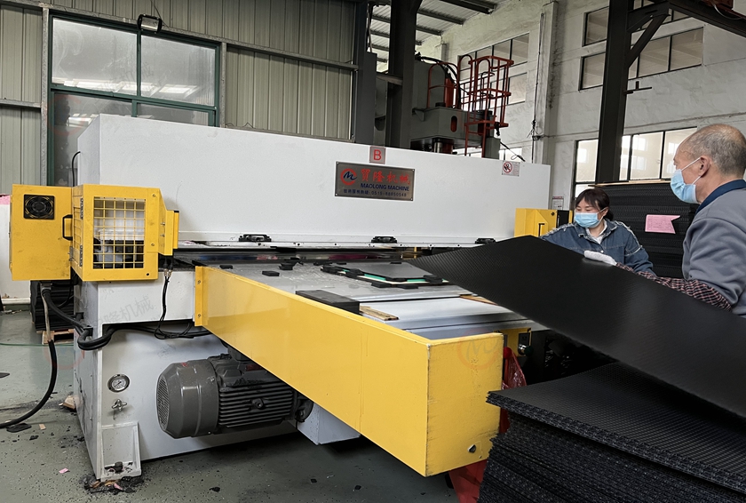 汽车蜂窝板自动送料裁断机 汽车蜂窝板自动送料裁断机