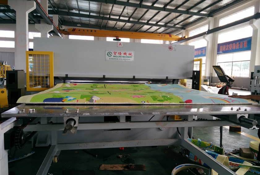 双边全自动XPE拼图裁断机 双边全自动XPE拼图裁断机