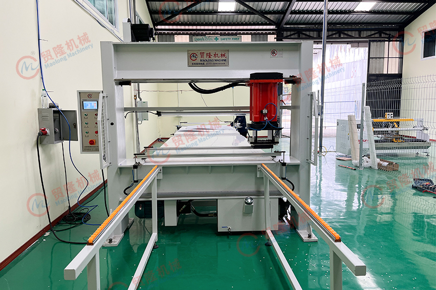 龙门式移动头裁断机 龙门式移动头裁断机