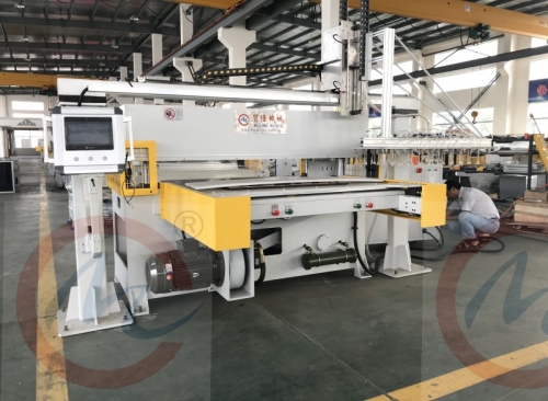 泛亚电竞·(中国)电子竞技平台 专注吸塑裁断机 自动进料模切机